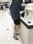 黑丝玉足反差女大学生，商场试衣间立口爆足交不雅私拍