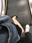 黑丝玉足反差女大学生，商场试衣间立口爆足交不雅私拍