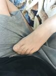 黑丝玉足反差女大学生，商场试衣间立口爆足交不雅私拍