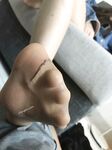 黑丝玉足反差女大学生，商场试衣间立口爆足交不雅私拍