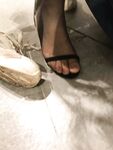黑丝玉足反差女大学生，商场试衣间立口爆足交不雅私拍