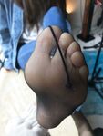黑丝玉足反差女大学生，商场试衣间立口爆足交不雅私拍