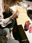 黑丝玉足反差女大学生，商场试衣间立口爆足交不雅私拍