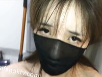 黑丝玉足反差女大学生，商场试衣间立口爆足交不雅私拍