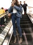 黑丝玉足反差女大学生，商场试衣间立口爆足交不雅私拍
