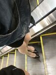 黑丝玉足反差女大学生，商场试衣间立口爆足交不雅私拍