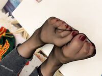 黑丝玉足反差女大学生，商场试衣间立口爆足交不雅私拍