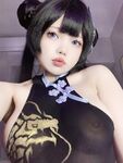 Twitter最高の巨乳、白くて柔らかいピンクのマンコ、黒い偽のチンポに乗ってピンクのマンコに挿入し、淫らな表情で