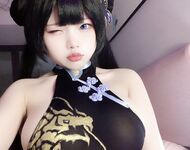 Twitter最高の巨乳、白くて柔らかいピンクのマンコ、黒い偽のチンポに乗ってピンクのマンコに挿入し、淫らな表情で