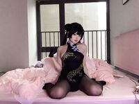 Twitter最高の巨乳、白くて柔らかいピンクのマンコ、黒い偽のチンポに乗ってピンクのマンコに挿入し、淫らな表情で