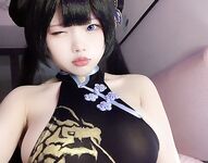 Twitter最高の巨乳、白くて柔らかいピンクのマンコ、黒い偽のチンポに乗ってピンクのマンコに挿入し、淫らな表情で