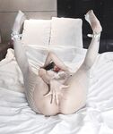 섹시한 검은 실크에 하얀 가슴, 그리고 서큐버스 문신을 한 아름다운 여신은 남녀노소를 불문하고 모든 남성을 사로잡기에 충분하다. 그녀는 변기에 쪼그리고 앉아 자신의 보지를 자기 몸속으로 집어넣는다. 그녀의 보지는 가짜 자지를 꽉 쥐고 엉덩이를 흔든다.
