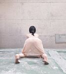 섹시한 검은 실크에 하얀 가슴, 그리고 서큐버스 문신을 한 아름다운 여신은 남녀노소를 불문하고 모든 남성을 사로잡기에 충분하다. 그녀는 변기에 쪼그리고 앉아 자신의 보지를 자기 몸속으로 집어넣는다. 그녀의 보지는 가짜 자지를 꽉 쥐고 엉덩이를 흔든다.