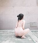 섹시한 검은 실크에 하얀 가슴, 그리고 서큐버스 문신을 한 아름다운 여신은 남녀노소를 불문하고 모든 남성을 사로잡기에 충분하다. 그녀는 변기에 쪼그리고 앉아 자신의 보지를 자기 몸속으로 집어넣는다. 그녀의 보지는 가짜 자지를 꽉 쥐고 엉덩이를 흔든다.