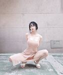섹시한 검은 실크에 하얀 가슴, 그리고 서큐버스 문신을 한 아름다운 여신은 남녀노소를 불문하고 모든 남성을 사로잡기에 충분하다. 그녀는 변기에 쪼그리고 앉아 자신의 보지를 자기 몸속으로 집어넣는다. 그녀의 보지는 가짜 자지를 꽉 쥐고 엉덩이를 흔든다.