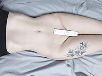 섹시한 검은 실크에 하얀 가슴, 그리고 서큐버스 문신을 한 아름다운 여신은 남녀노소를 불문하고 모든 남성을 사로잡기에 충분하다. 그녀는 변기에 쪼그리고 앉아 자신의 보지를 자기 몸속으로 집어넣는다. 그녀의 보지는 가짜 자지를 꽉 쥐고 엉덩이를 흔든다.