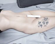섹시한 검은 실크에 하얀 가슴, 그리고 서큐버스 문신을 한 아름다운 여신은 남녀노소를 불문하고 모든 남성을 사로잡기에 충분하다. 그녀는 변기에 쪼그리고 앉아 자신의 보지를 자기 몸속으로 집어넣는다. 그녀의 보지는 가짜 자지를 꽉 쥐고 엉덩이를 흔든다.