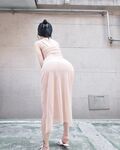 섹시한 검은 실크에 하얀 가슴, 그리고 서큐버스 문신을 한 아름다운 여신은 남녀노소를 불문하고 모든 남성을 사로잡기에 충분하다. 그녀는 변기에 쪼그리고 앉아 자신의 보지를 자기 몸속으로 집어넣는다. 그녀의 보지는 가짜 자지를 꽉 쥐고 엉덩이를 흔든다.