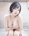 섹시한 검은 실크에 하얀 가슴, 그리고 서큐버스 문신을 한 아름다운 여신은 남녀노소를 불문하고 모든 남성을 사로잡기에 충분하다. 그녀는 변기에 쪼그리고 앉아 자신의 보지를 자기 몸속으로 집어넣는다. 그녀의 보지는 가짜 자지를 꽉 쥐고 엉덩이를 흔든다.