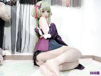超嫩coser，粉嫩小萝莉，身材还是很有料的，各种大尺度情趣cos看的人直流口水