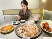 신부가 될 쉐 X는 결혼식 침대에서 약혼자에게 강렬한 삽입을 당했고, 진한 정액이 그녀의 얼굴에 쏟아졌고 그녀는 얼굴 마스크를 발랐습니다...
