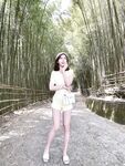 约操高颜值骚气十足的极品熟女贵妇，用做了美甲的双手掰开大阴唇露出通红的蜜穴，真是个极品美鲍，无套插入小穴表情反馈非常到位，极其享受大肉棒的插入，别人的老婆必须内射