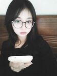 超嫩的眼鏡學生妹，超清純的樣子，私下裡給金主定製自拍視頻，除了奶子小點，身材還挺嫩