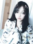 超嫩的眼鏡學生妹，超清純的樣子，私下裡給金主定製自拍視頻，除了奶子小點，身材還挺嫩