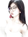 超嫩的眼鏡學生妹，超清純的樣子，私下裡給金主定製自拍視頻，除了奶子小點，身材還挺嫩