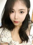 승무원 유니폼에 검은 스타킹과 하이힐을 신은 눈부시게 아름다운 여학생이 남자를 기쁘게 하기 위해 머리를 땋은 후, 그가 구역질을 할 때까지 깊숙이 오럴 섹스를 해 준다.