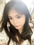 승무원 유니폼에 검은 스타킹과 하이힐을 신은 눈부시게 아름다운 여학생이 남자를 기쁘게 하기 위해 머리를 땋은 후, 그가 구역질을 할 때까지 깊숙이 오럴 섹스를 해 준다.
