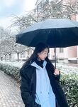 浙江省嘉興市出身の美しい若い女性が、別れた恋人から「調教」を受けている様子を映した動画が流出した。彼女は学校では信じられないほど純真に見えたが、プライベートでは従順で人を操る女性へと変貌していた。