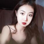 浙江省嘉興市出身の美しい若い女性が、別れた恋人から「調教」を受けている様子を映した動画が流出した。彼女は学校では信じられないほど純真に見えたが、プライベートでは従順で人を操る女性へと変貌していた。