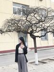 浙江省嘉興市出身の美しい若い女性が、別れた恋人から「調教」を受けている様子を映した動画が流出した。彼女は学校では信じられないほど純真に見えたが、プライベートでは従順で人を操る女性へと変貌していた。