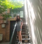 浙江省嘉興市出身の美しい若い女性が、別れた恋人から「調教」を受けている様子を映した動画が流出した。彼女は学校では信じられないほど純真に見えたが、プライベートでは従順で人を操る女性へと変貌していた。