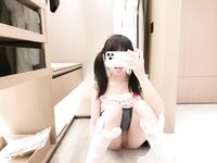 Ang napakacute, legal, at kawaii na maliit na loli na si 'Lolo-chan' ay binutasan ng isang malaking ari; sa isang ulos lang, parang pinupunit ito.