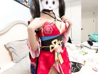 Ang napakacute, legal, at kawaii na maliit na loli na si 'Lolo-chan' ay binutasan ng isang malaking ari; sa isang ulos lang, parang pinupunit ito.