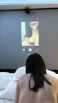 간통 중독이 심각한 한 부부가 처음으로 냄비를 씻는 순간을 포함한 3인 성관계를 경험하는데, 한 남자가 사정없이 그들을 공격하여 온몸이 붓고 정액으로 가득 차게 만든다.