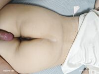 [원본 카메라 유출 영상] 남편이 출장 가서, 저는 통통하고 하얀 엉덩이를 내밀고 애인이 뒤에서 격렬하게 저를 박아대고 있어요. 매번 삽입할 때마다 자궁경부가 강렬하게 자극돼서 쾌감에 비명을 지르고 있죠. 원본 파일이며 워터마크가 없습니다.