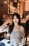 【原相機泄密】清純美女白天鳳凰古城文藝照，晚上酒店變小母狗露臉性愛，含內褲伸舌頭吸手指