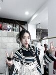 【原相機泄密】清純美女白天鳳凰古城文藝照，晚上酒店變小母狗露臉性愛，含內褲伸舌頭吸手指