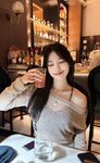 【原相機泄密】清純美女白天鳳凰古城文藝照，晚上酒店變小母狗露臉性愛，含內褲伸舌頭吸手指