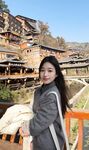 【原相機泄密】清純美女白天鳳凰古城文藝照，晚上酒店變小母狗露臉性愛，含內褲伸舌頭吸手指