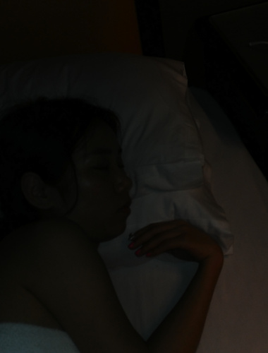Seorang jurugambar leceh membawa seorang model muda ke Hong Kong untuk bergambar dan mendapat peluang untuk membiusnya dan membawanya kembali ke hotel untuk melakukan hubungan seks dalam pelbagai posisi.
