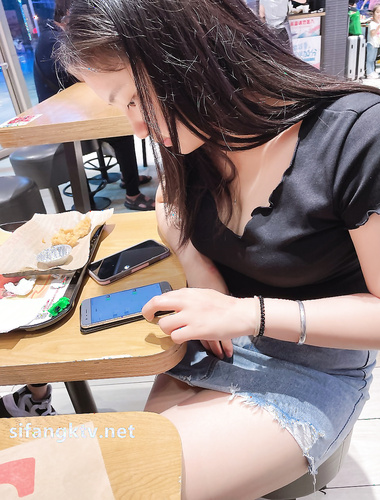 Ang pagpapakita ng iyong mukha ay ang paraan upang pumunta! Ang top cuckold ay isang walang awa na lalaki, ang big-breasted hotwife ni Guangdong na si [Yaya] ay pribadong nag-film sa ikalawang season, na ipinakita ang kanyang mukha habang nag-3P sa labas 