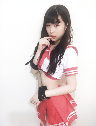 “คู่รักชาวไต้หวันรั่ว” สาวงามในชุดนักเรียนสีแดงถูกเปิดเผยโดยใช้เครื่องสั่นช่วยตัวเองและมีเพศสัมพันธ์กับแฟนหนุ่ม