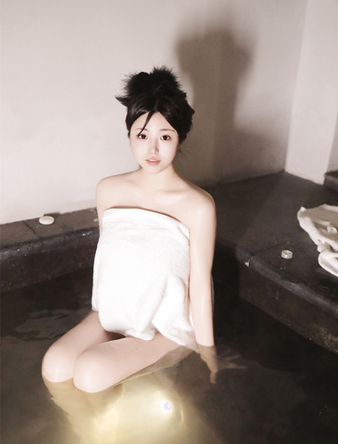 Ang modelo ng Xiuren.com na si Chen Xiaohua ay naliligo