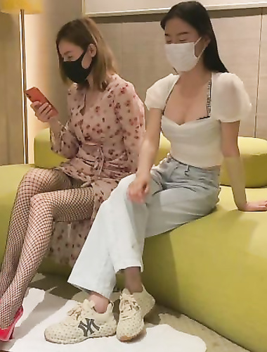 ผลงานชิ้นเอกในประเทศ: เพื่อนที่ดีที่สุดสองคนสวมถุงน่องและรองเท้าส้นสูง แข่งขันกันเพื่อมีเซ็กส์ กินไก่ใหญ่ และผลัดกันถูกตรึงและระยำ