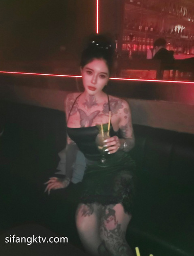 顔を見せることが最善策です！最高のルックスと美しさを備えた人気のTwitterセレブであるSexychloeには、さまざまなトレーニングやセックスなどのさまざまなメリットがあり、彼女の膣リングとボディタトゥーはワイルドさに満ちています