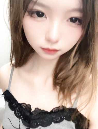 超優しい小さな女「ソフト・ジューシー・ニキキフォンク」は、同じフレーム内で顔を見せ、裸で踊ります。彼女の美しいマンコはピンク色で、柔らかく、締まっていて、従順です。遊んでいるうちに彼女はもっと楽しくなります。